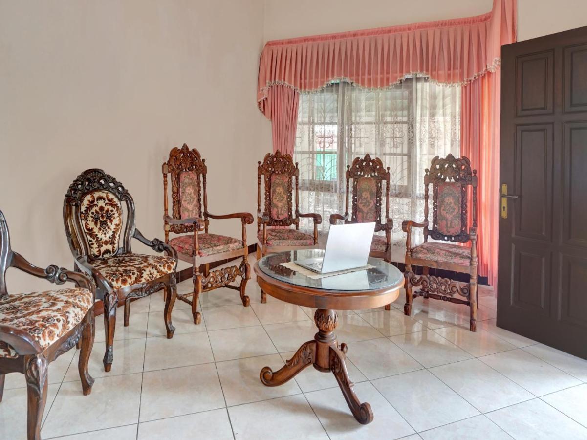 Oyo Life 90539 Taman Borobudur Guest House Syariah Blimbing  エクステリア 写真