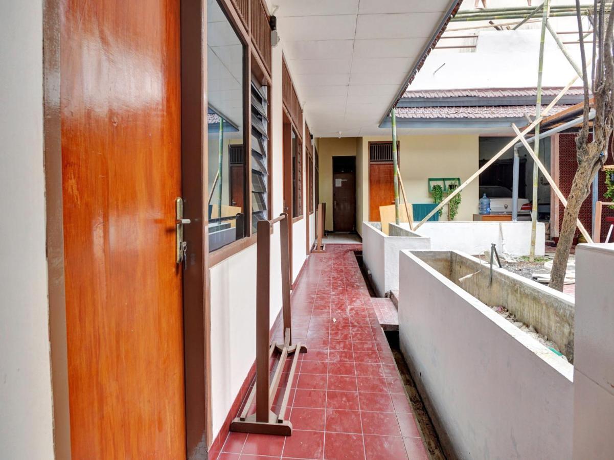 Oyo Life 90539 Taman Borobudur Guest House Syariah Blimbing  エクステリア 写真