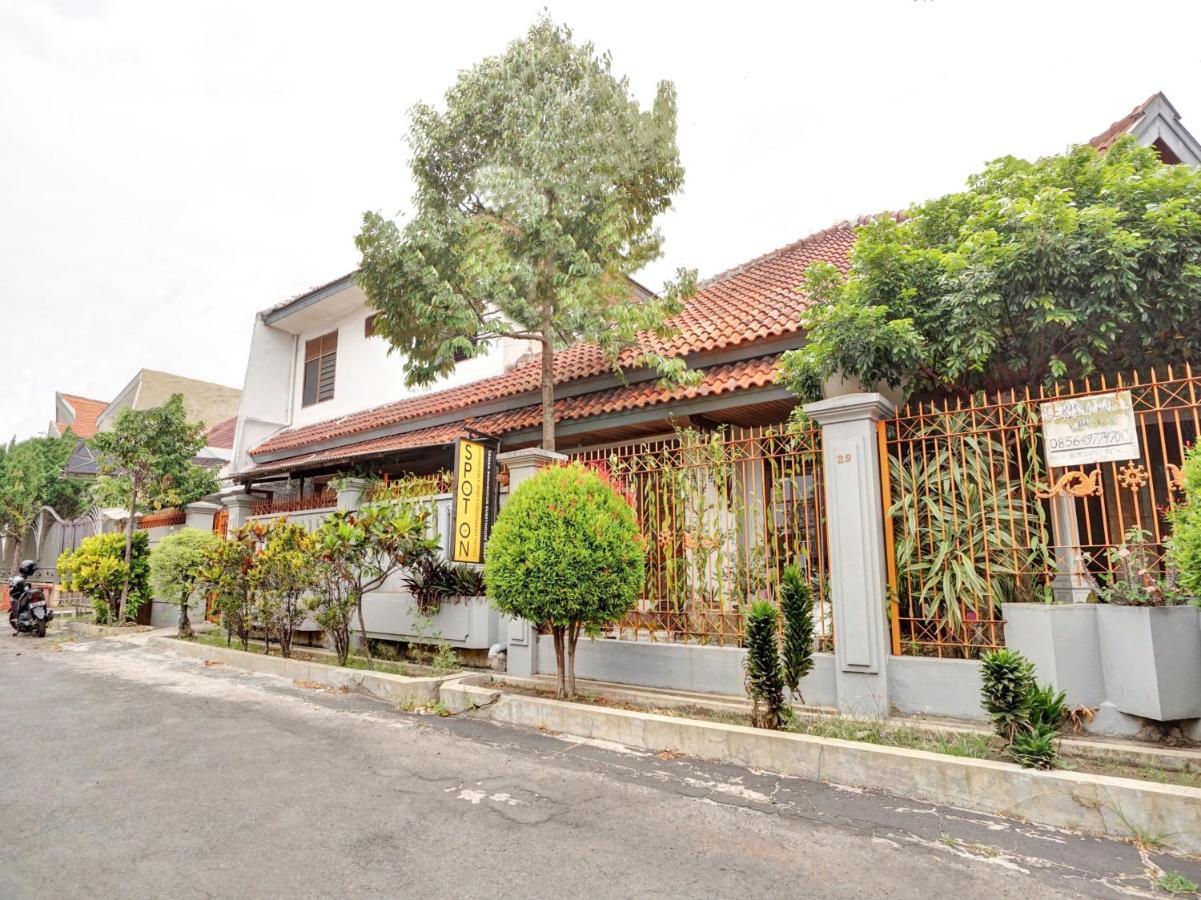 Oyo Life 90539 Taman Borobudur Guest House Syariah Blimbing  エクステリア 写真