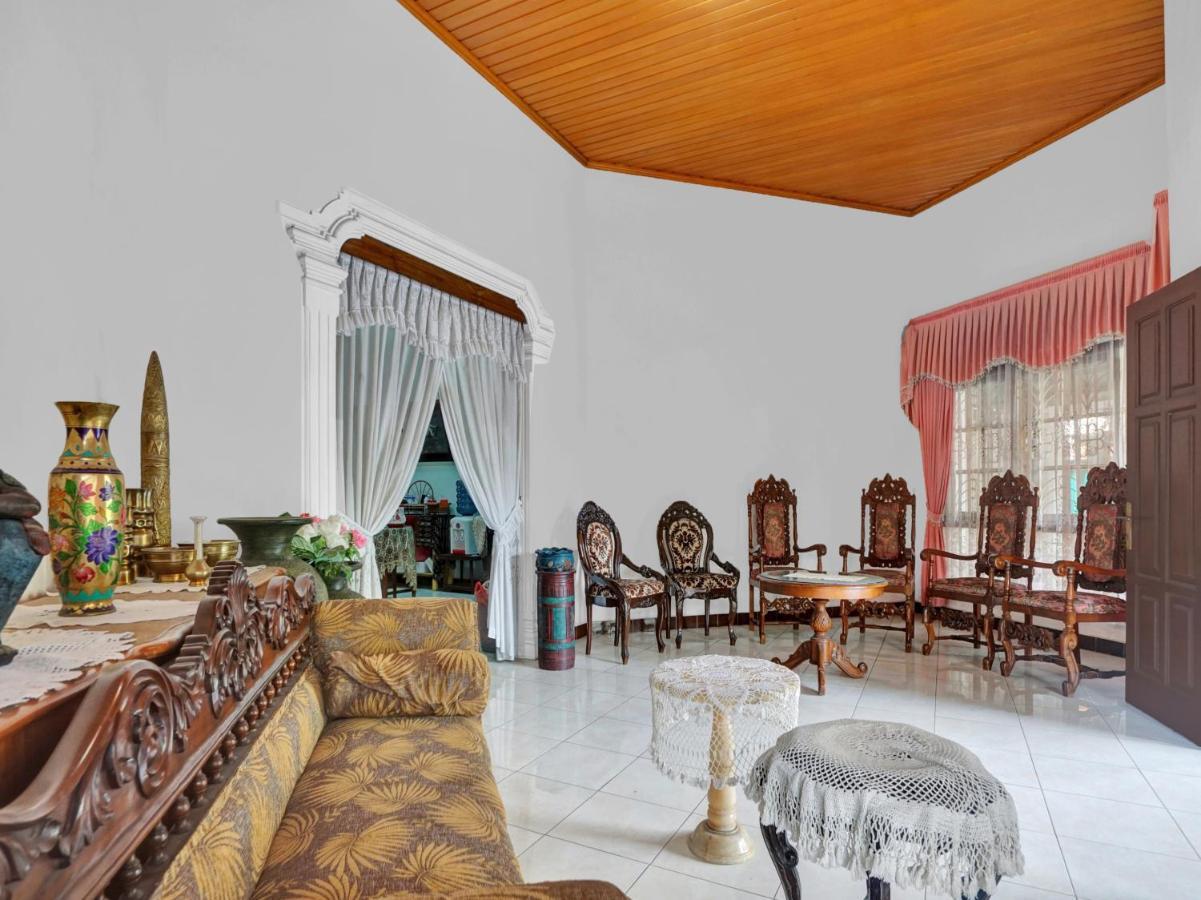 Oyo Life 90539 Taman Borobudur Guest House Syariah Blimbing  エクステリア 写真