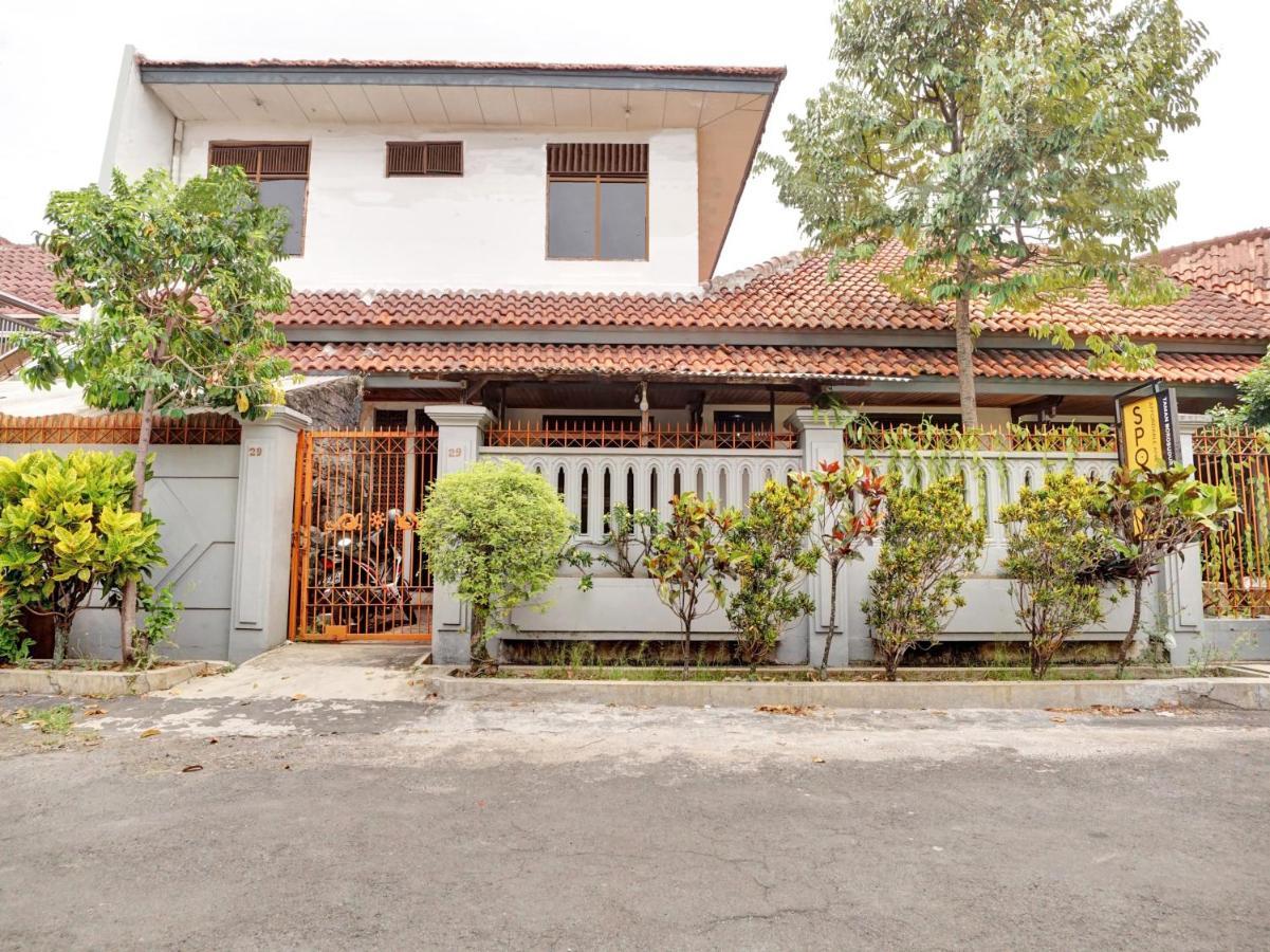 Oyo Life 90539 Taman Borobudur Guest House Syariah Blimbing  エクステリア 写真