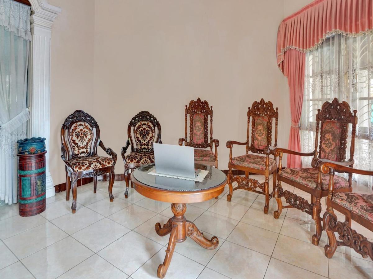 Oyo Life 90539 Taman Borobudur Guest House Syariah Blimbing  エクステリア 写真