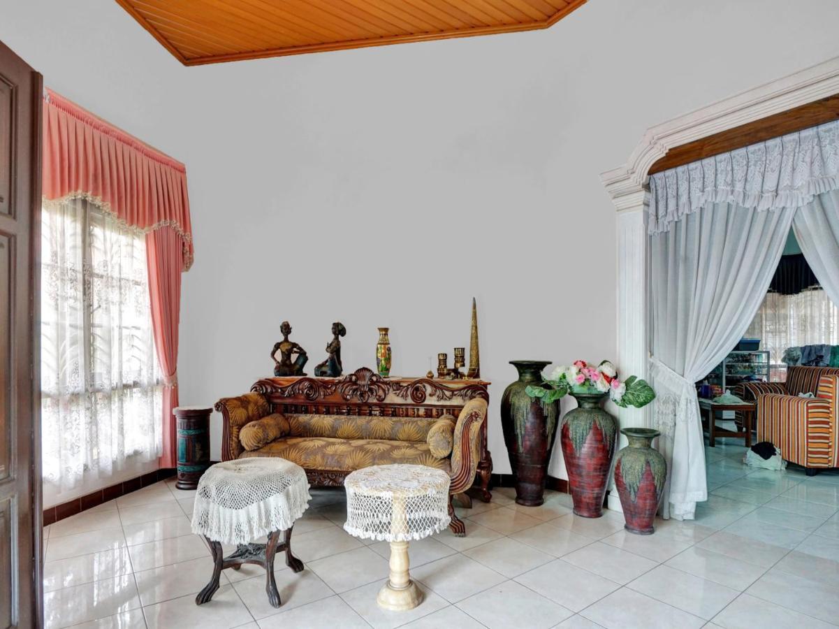 Oyo Life 90539 Taman Borobudur Guest House Syariah Blimbing  エクステリア 写真