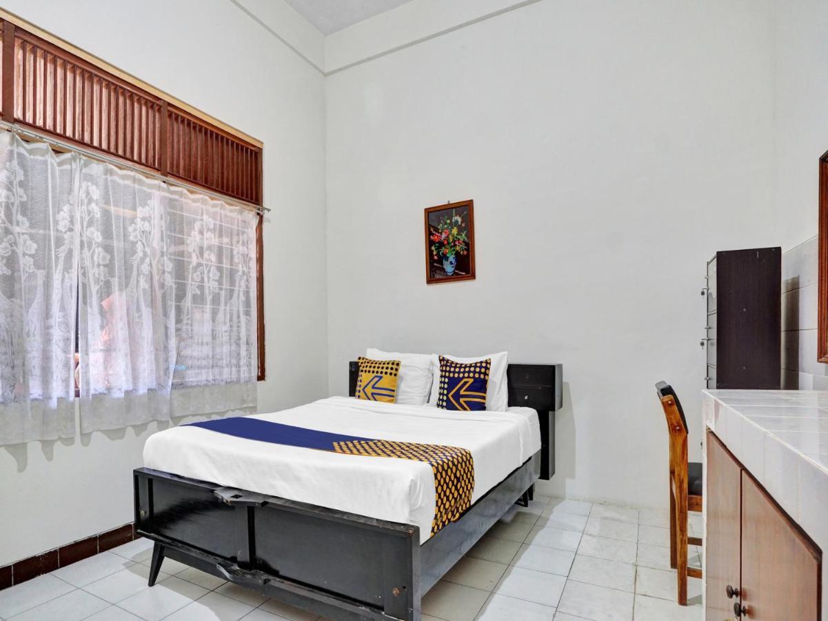 Oyo Life 90539 Taman Borobudur Guest House Syariah Blimbing  エクステリア 写真