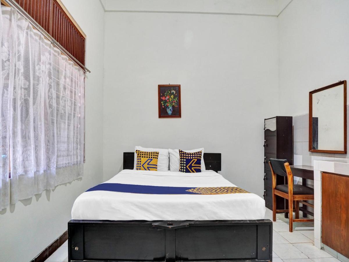 Oyo Life 90539 Taman Borobudur Guest House Syariah Blimbing  エクステリア 写真