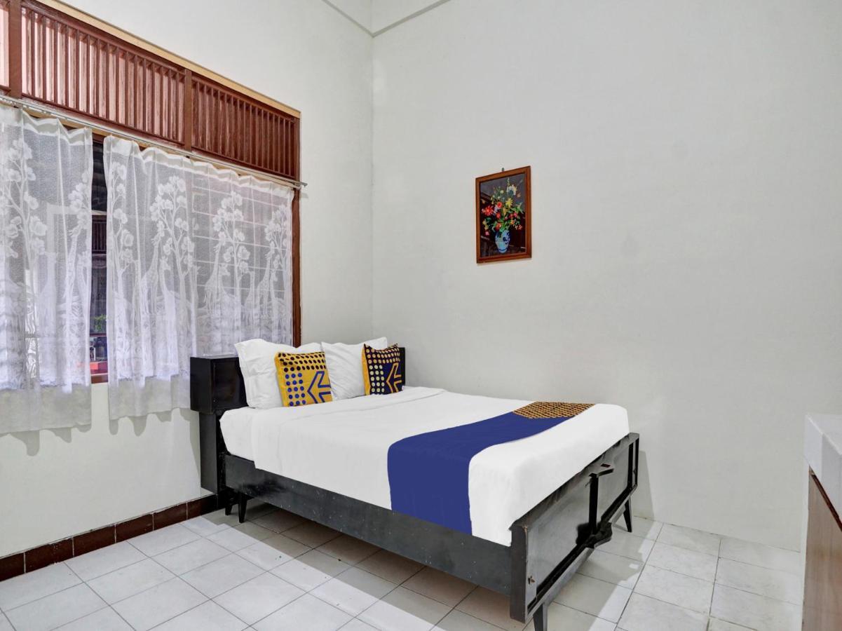 Oyo Life 90539 Taman Borobudur Guest House Syariah Blimbing  エクステリア 写真